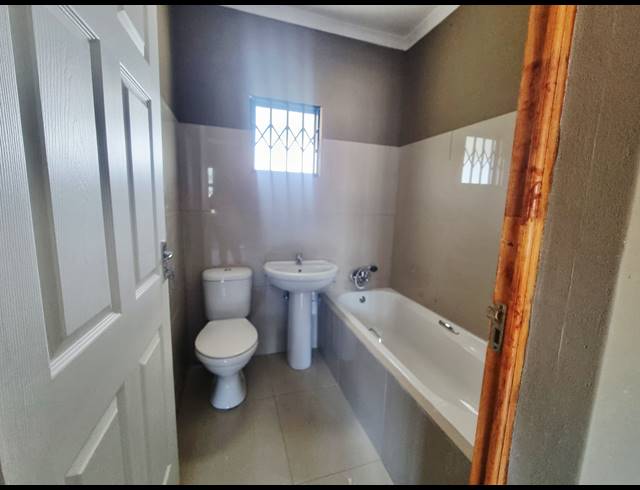 1 BEDROOM HOUSE TO LET IN NGWELEZANA